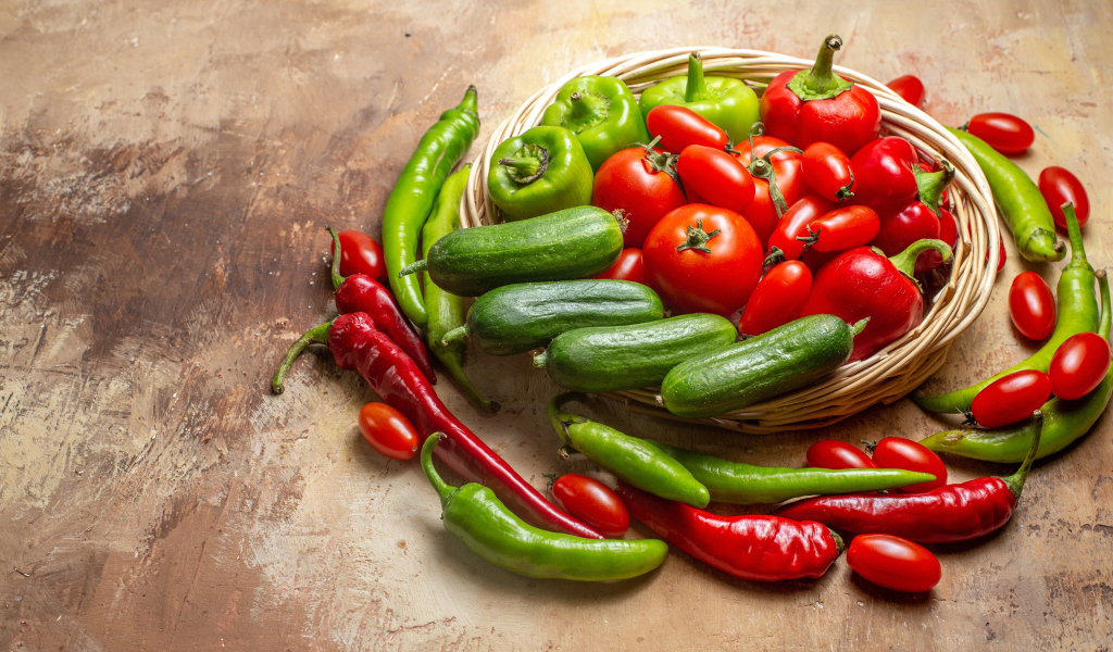 Свежие помидоры, огурцы и перец на столе