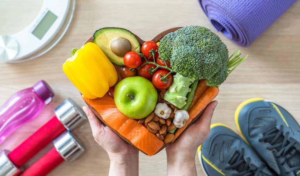 Свежие овощи и рыба для правильного питания