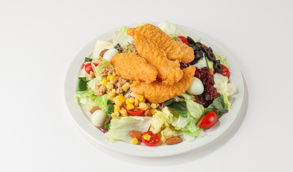 Салат с жареной курицей на сером фоне