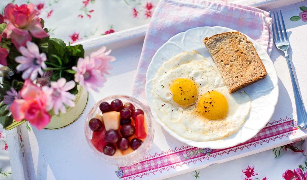 Яичница глазунья на тарелке с хлебом
