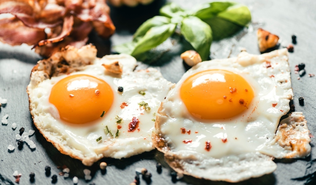 Яичница глазунья с базиликом