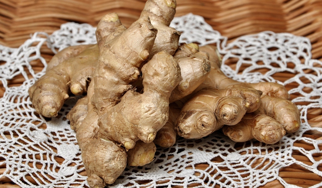 Корень имбиря на салфетке на столе