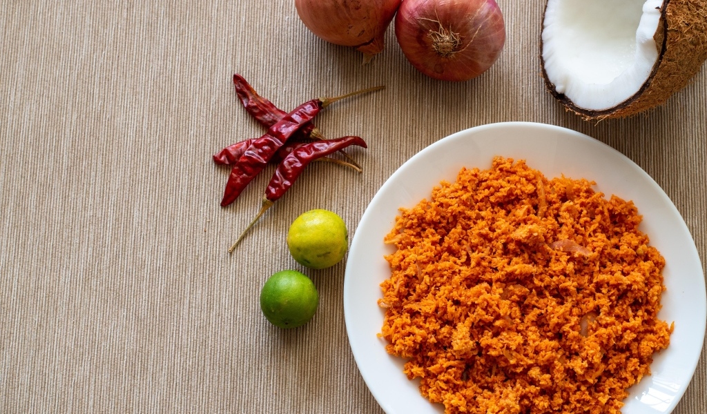 Тертая морковь на тарелке с овощами