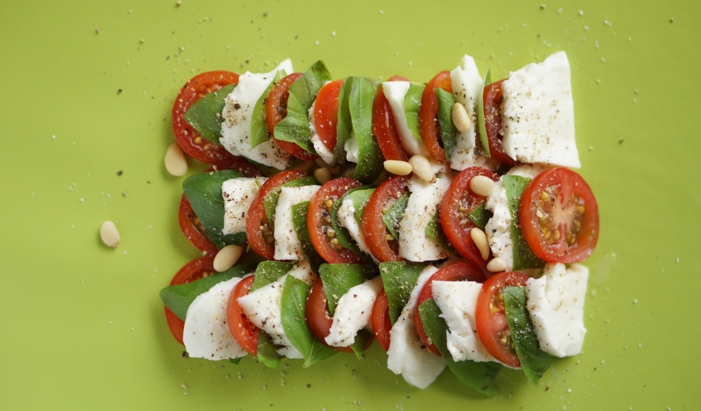 Греческий салата на зеленой тарелке