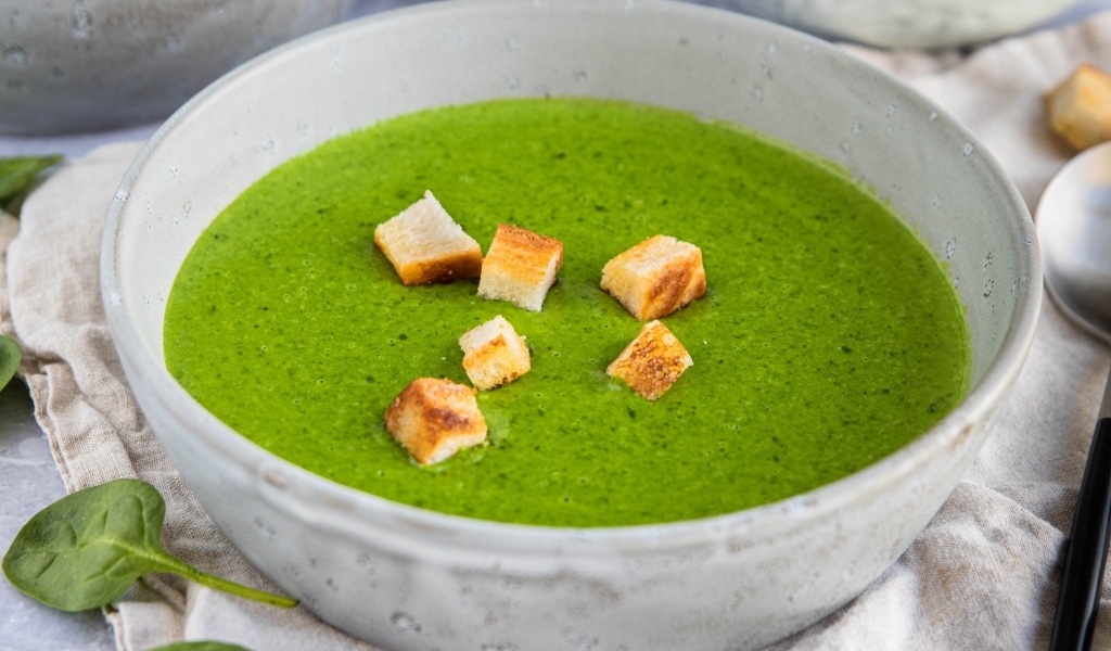 Зеленый полезный суп пюре с сухариками