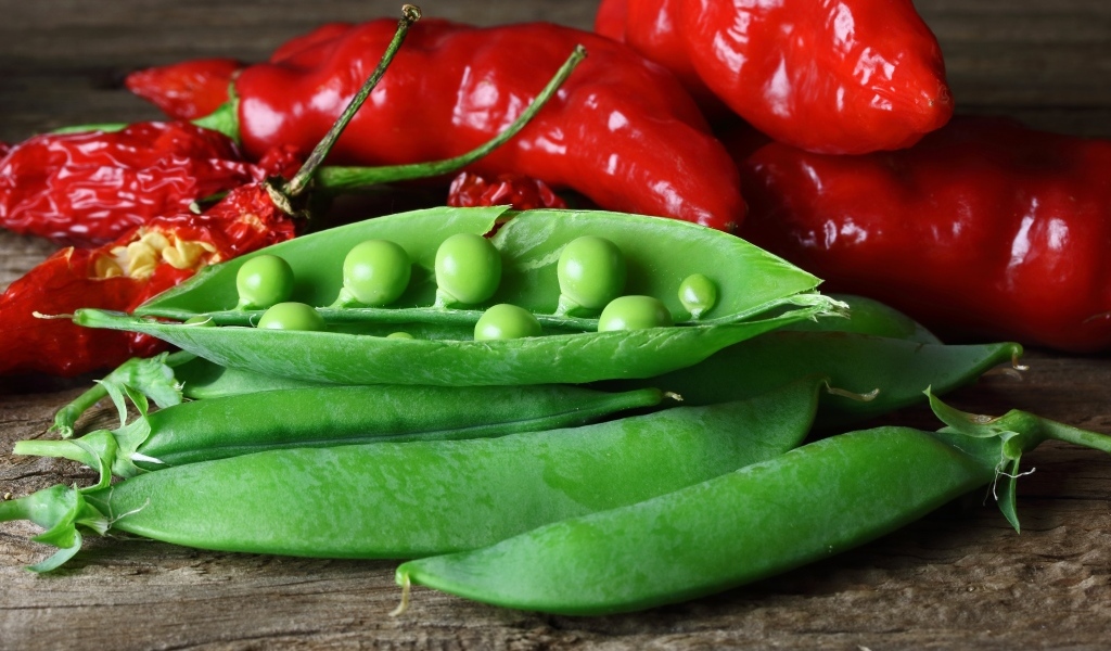 Зеленый горошек с красным перцем на столе
