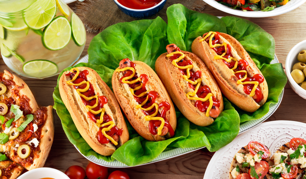 Хот доги на тарелке с листьями салата