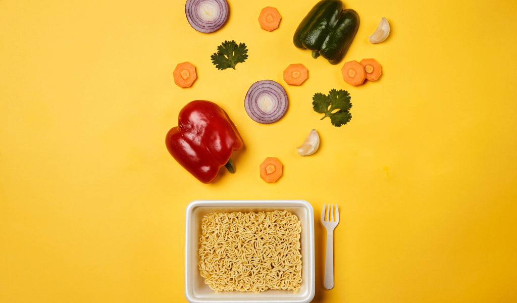 Вермишель быстрого приготовления на столе с овощами