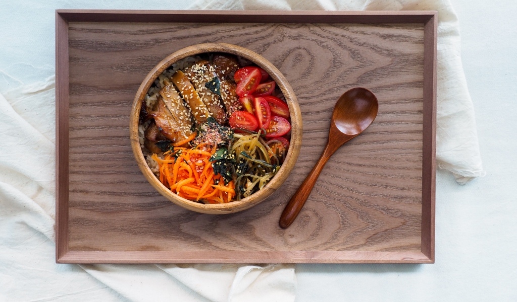 Японское блюдо с овощами на столе