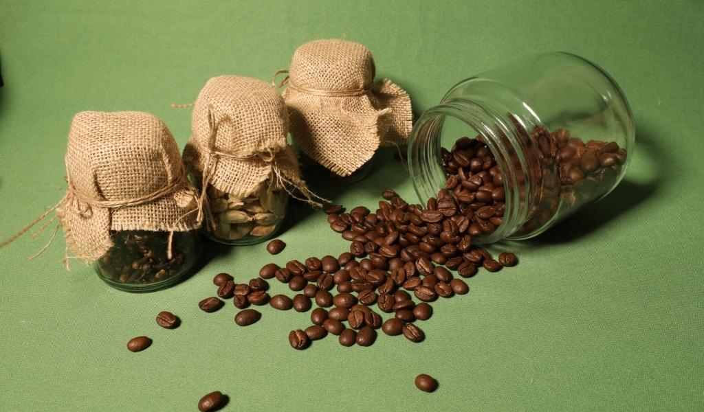 Баночки с жареными зернами кофе и специями