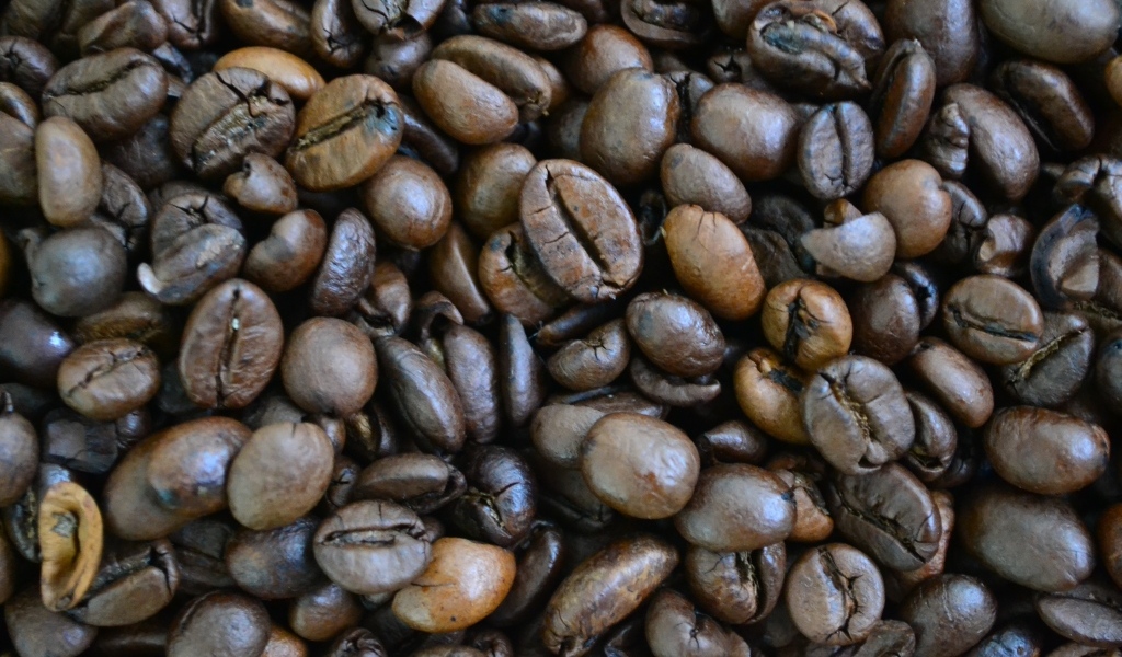 Большие ароматные жареные зерна кофе