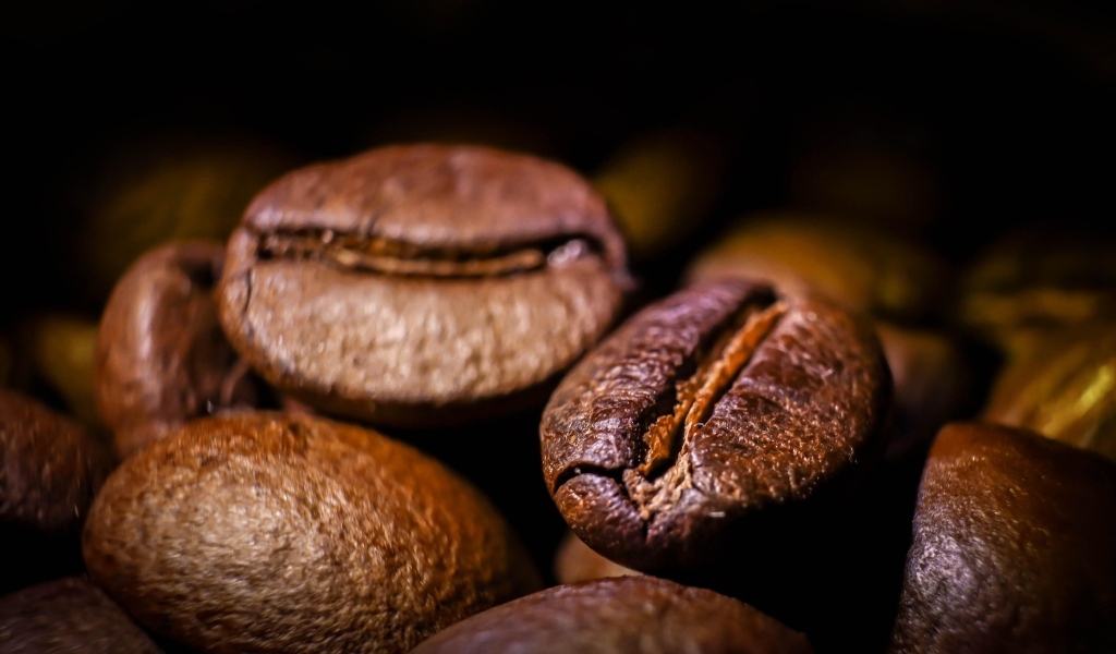 Крупные жареные ароматные зерна кофе 