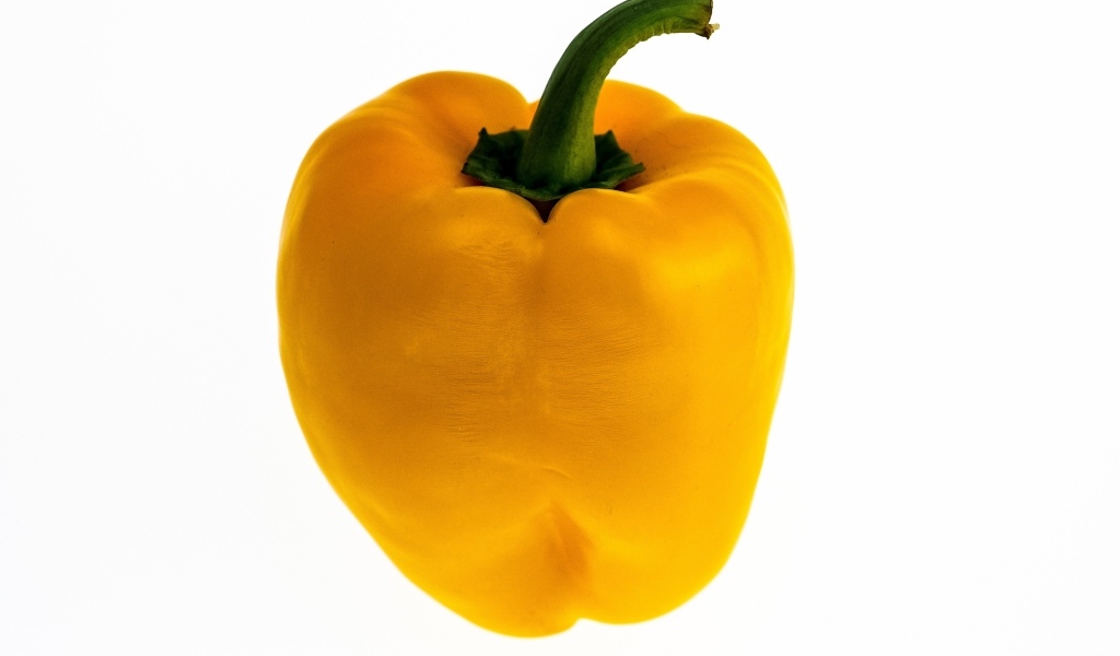 Большой желтый болгарский перец на белом фоне