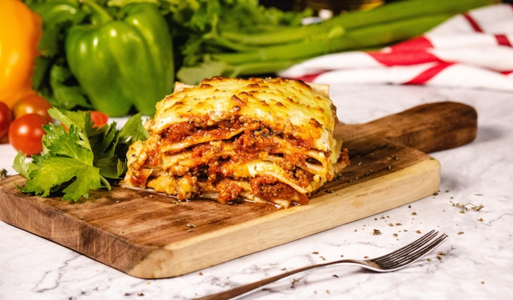 Лазанья на столе с овощами