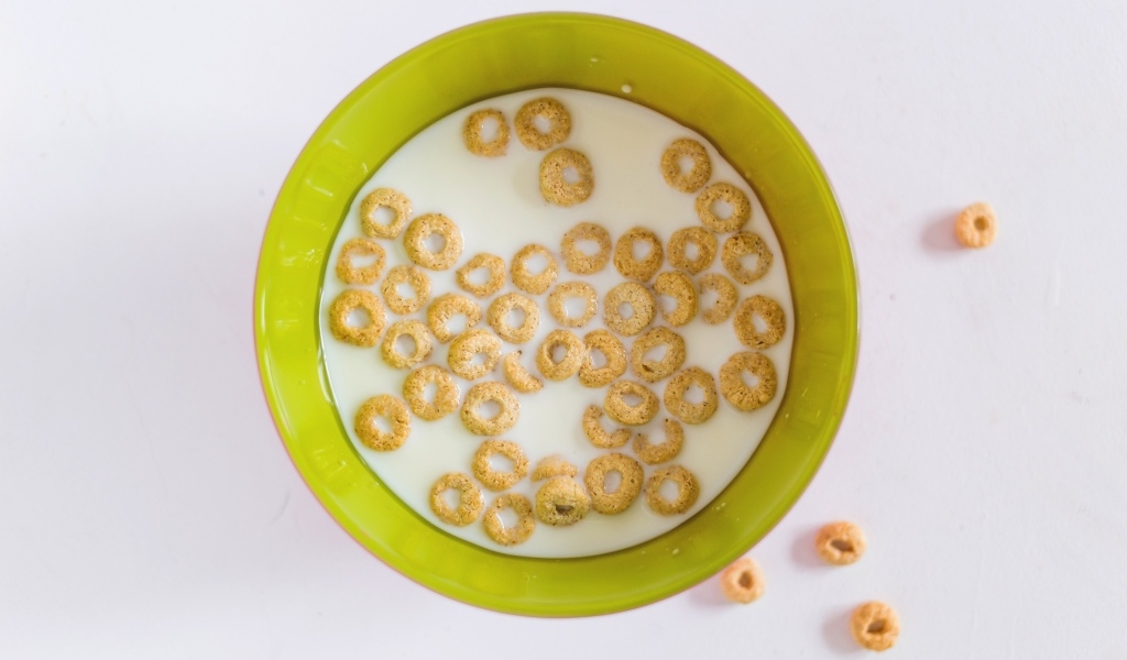 Молоко с хлопьями в миске