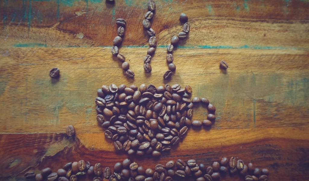 Кружка выложена из зерен кофе