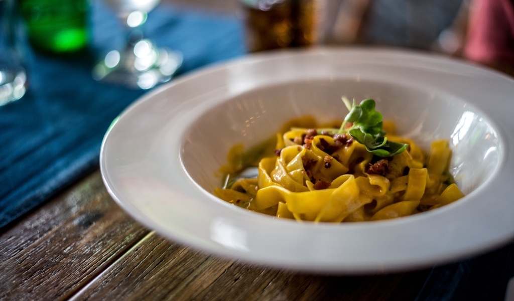 Лапша с мясом в  большой белой тарелке