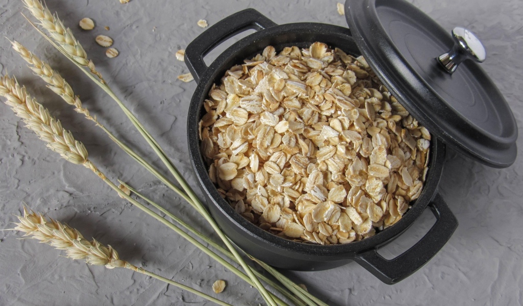 Овсяные хлопья в кастрюле