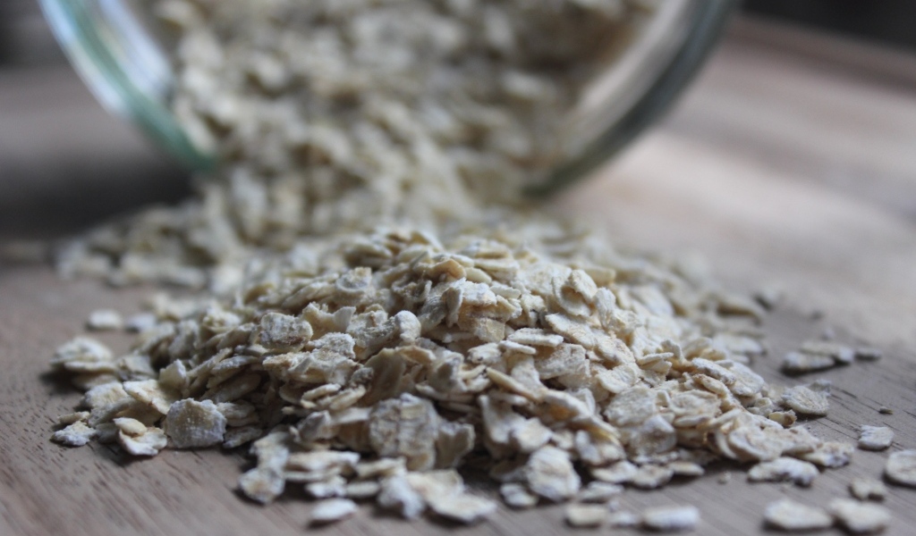 Овсяные хлопья рассыпаны на столе