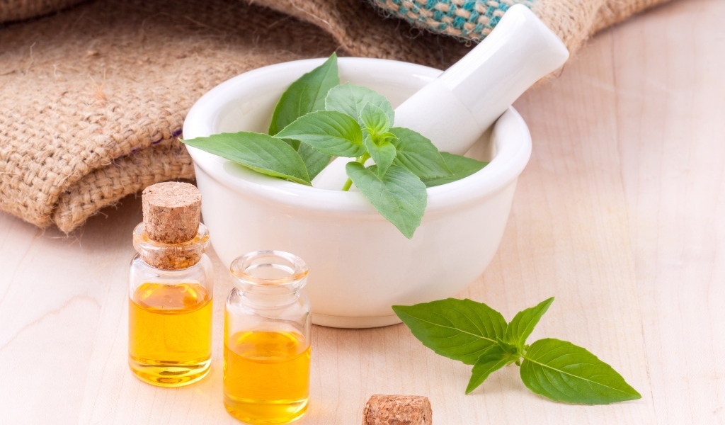 Масло на столе с листьями и белой тарелкой