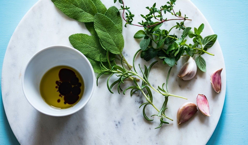 Оливковое масло с зеленью и чесноком