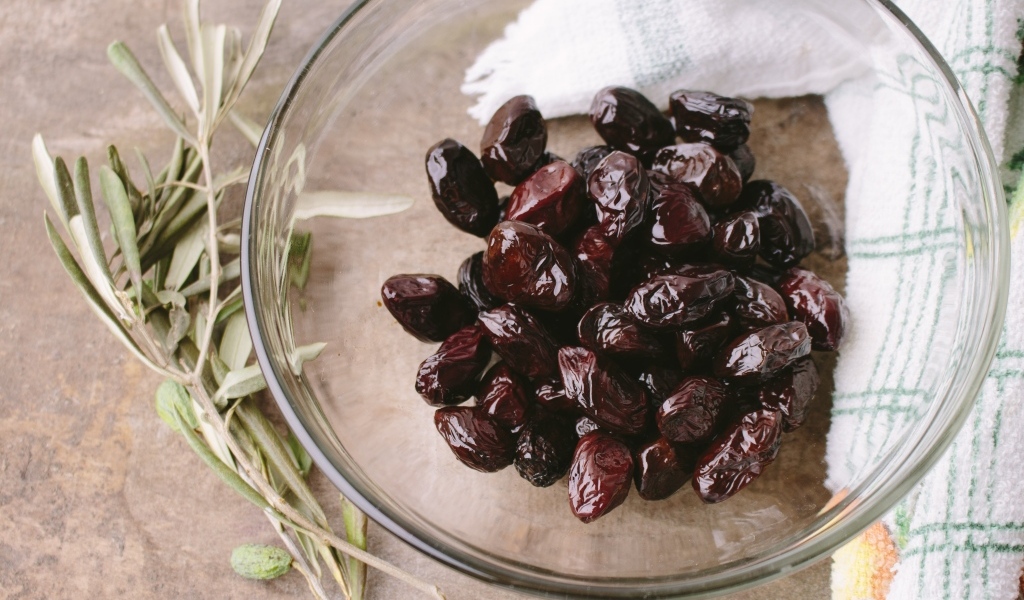 Оливки в стеклянной тарелке 