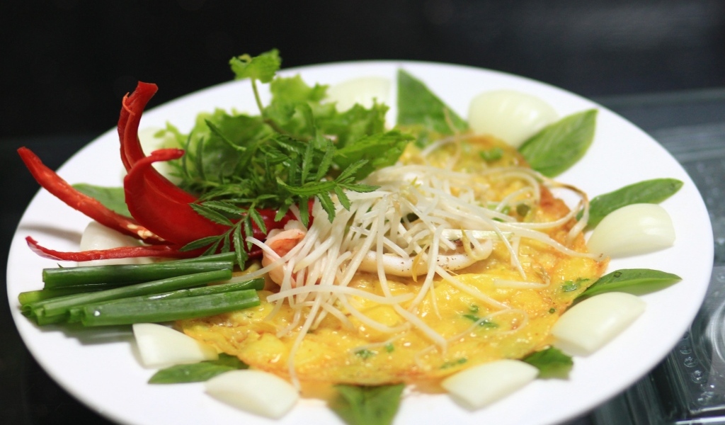 Омлет с луком и острым перцем на тарелке 