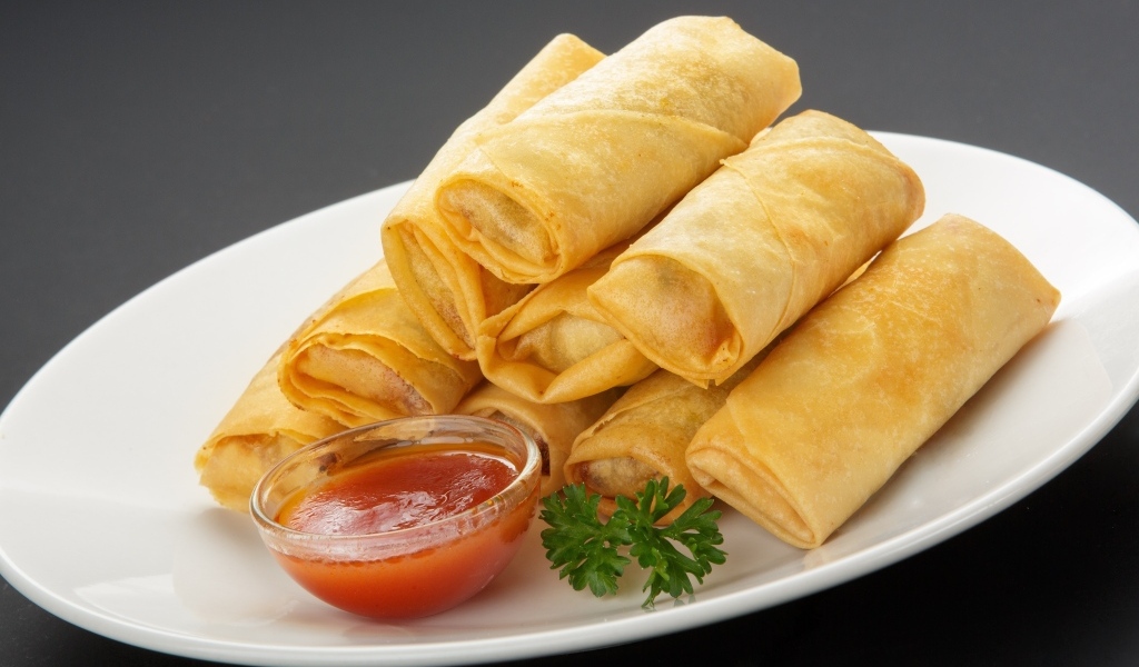 Блины с джемом на большой белой тарелке