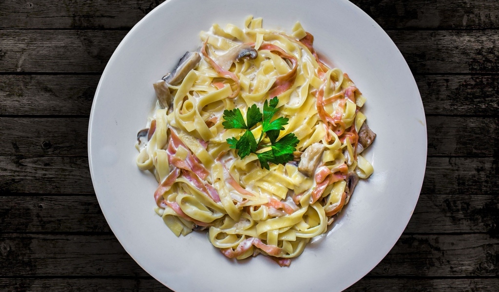 Паста карбонара на большой белой тарелке