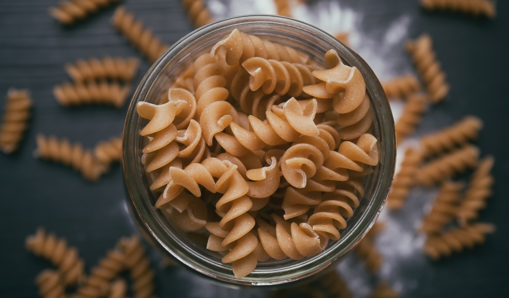 Макароны в стеклянной банке вид сверху