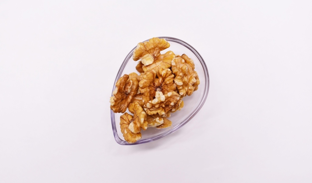 Очищенные грецкие орехи на белом фоне