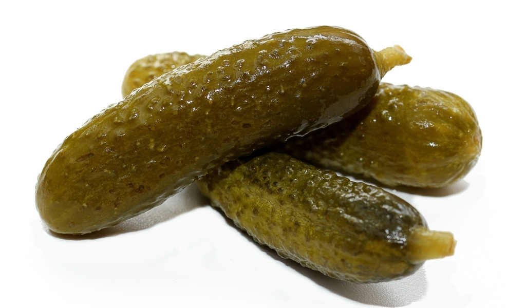 Маринованные корнишоны на белом фоне