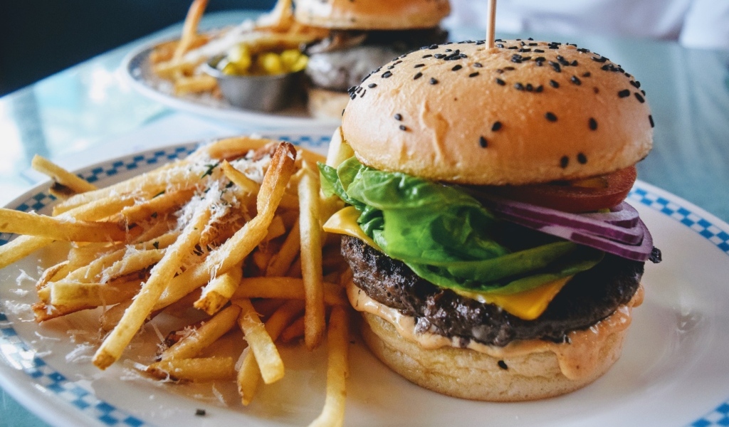 Тарелка с гамбургером и картофелем фри