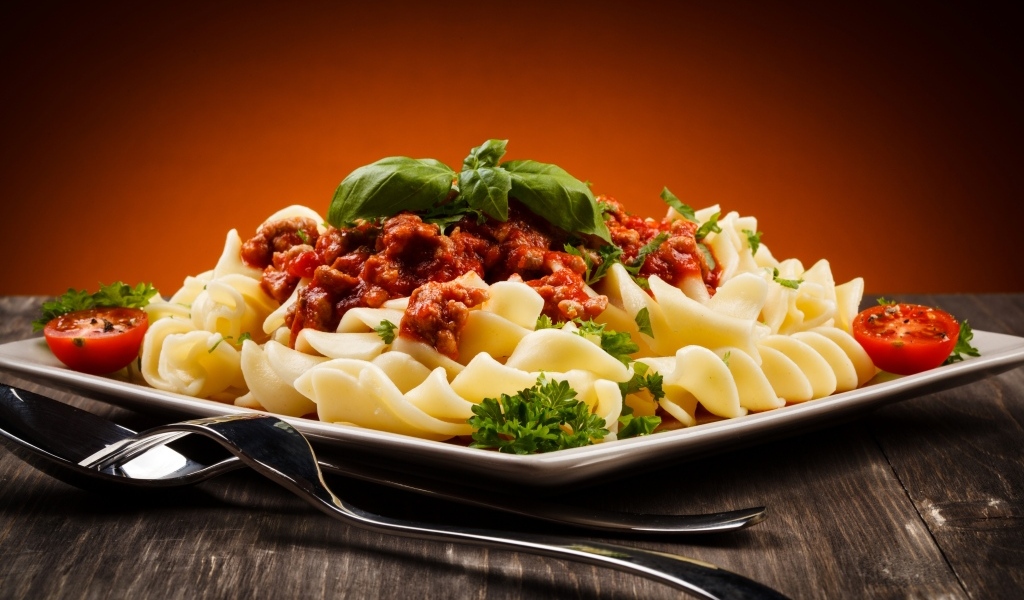 Тарелка с макаронами, фаршем и помидорами