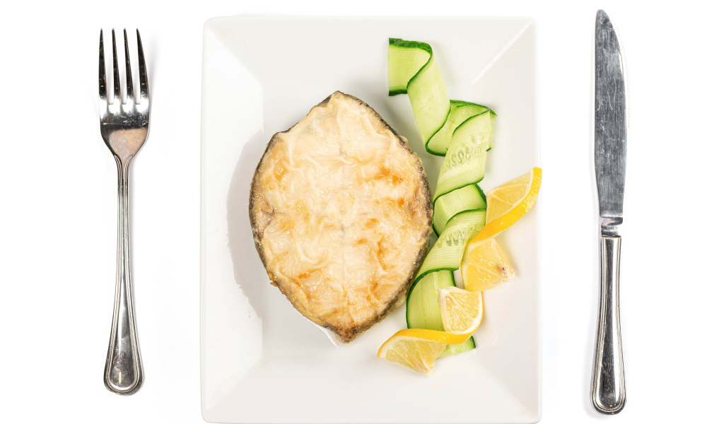 Картофель с огурцом и лимоном на белом столе