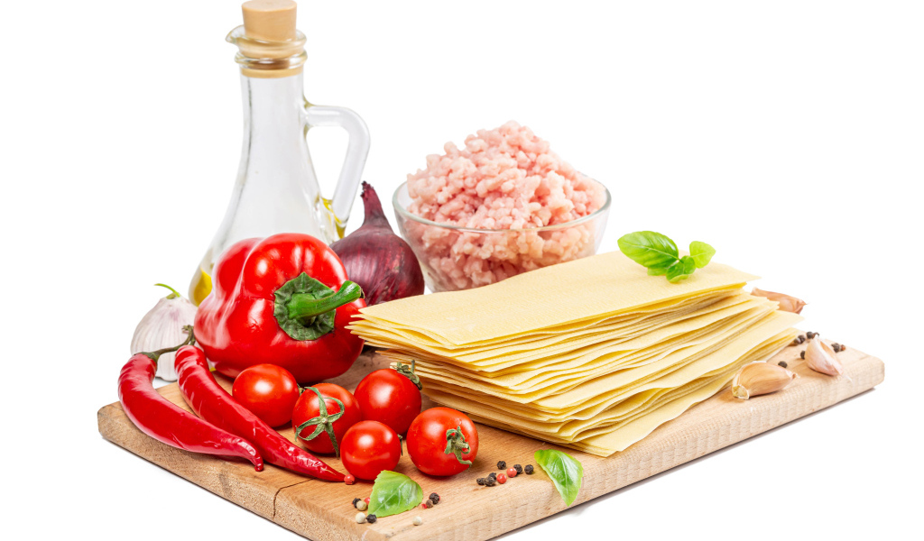 Продукты для лазаньи на белом фоне