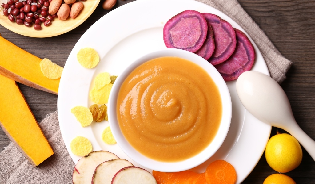 Тыквенное пюре с овощами на столе