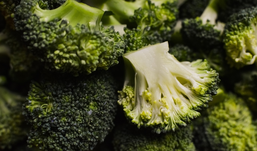 Сырой полезный овощ брокколи