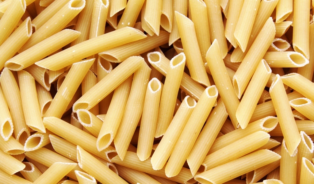 Сырые макароны крупным планом