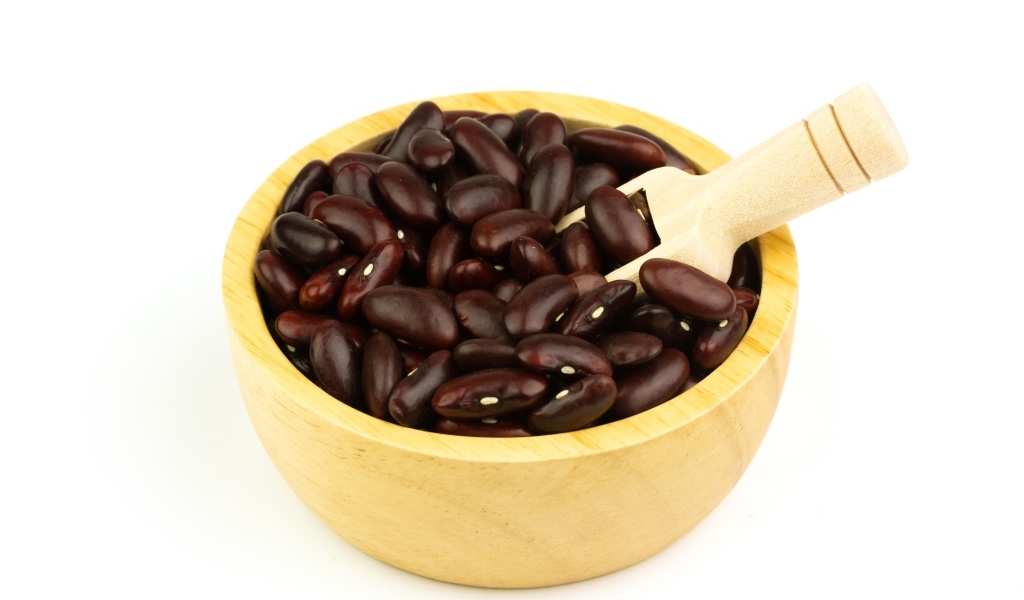 Красная фасоль на белом фоне