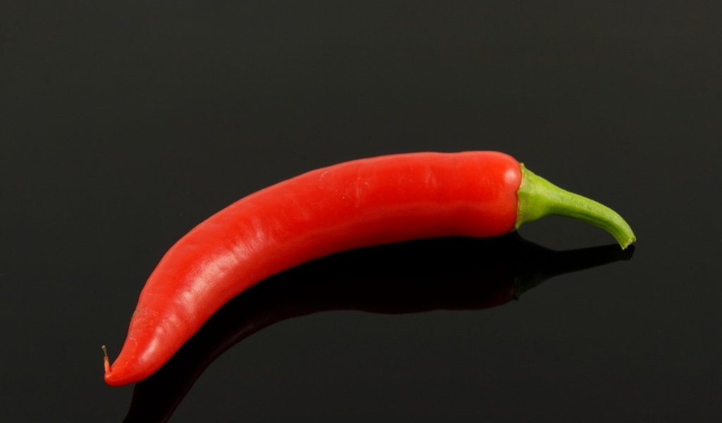 Красный жгучий перец на черном фоне