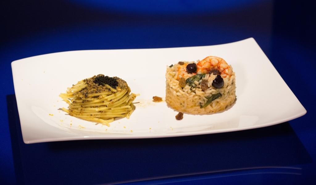 Рис и спагетти на большой белой тарелке