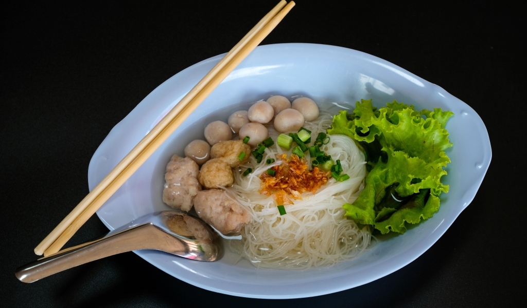 Рисовая лапша с овощами в тарелке 