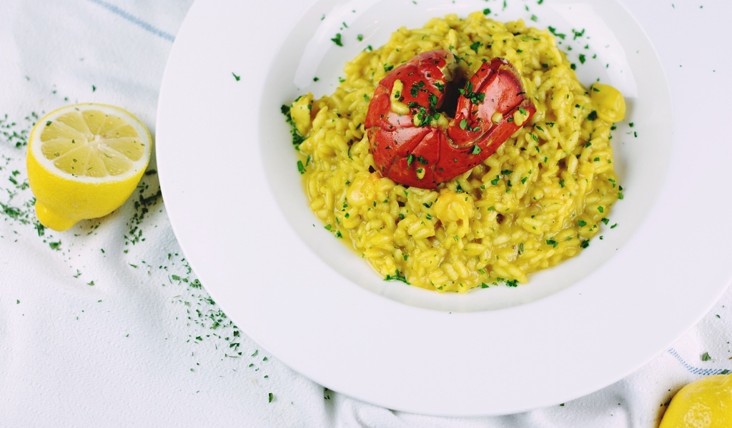 Рис с креветкой на столе с лимоном