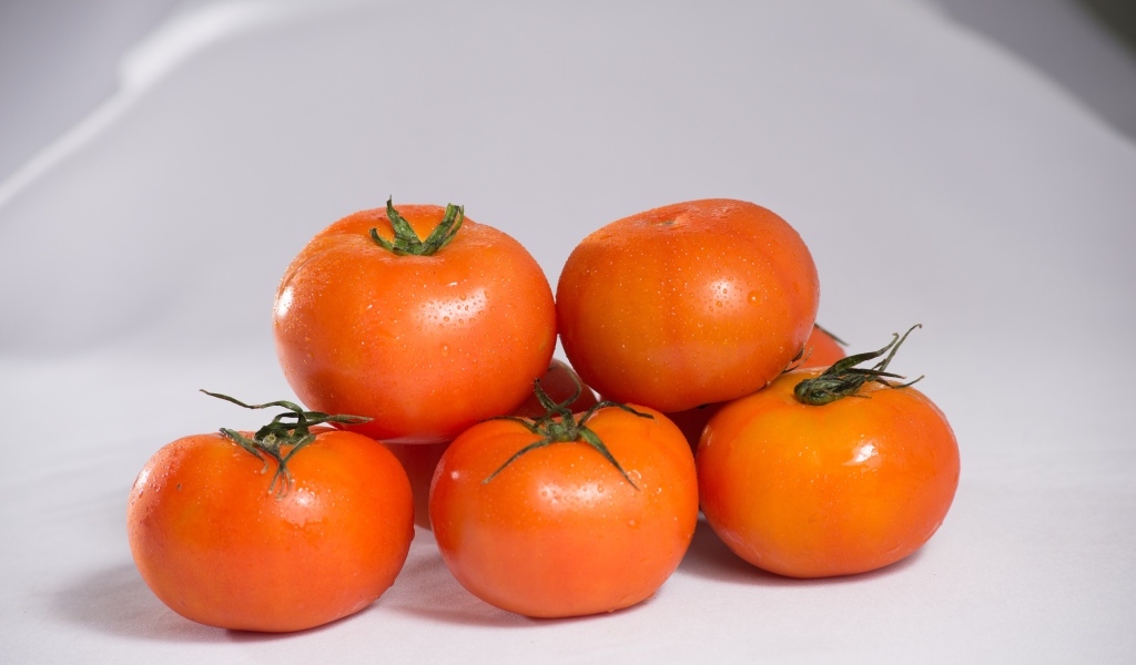 Спелые чистые красные помидоры