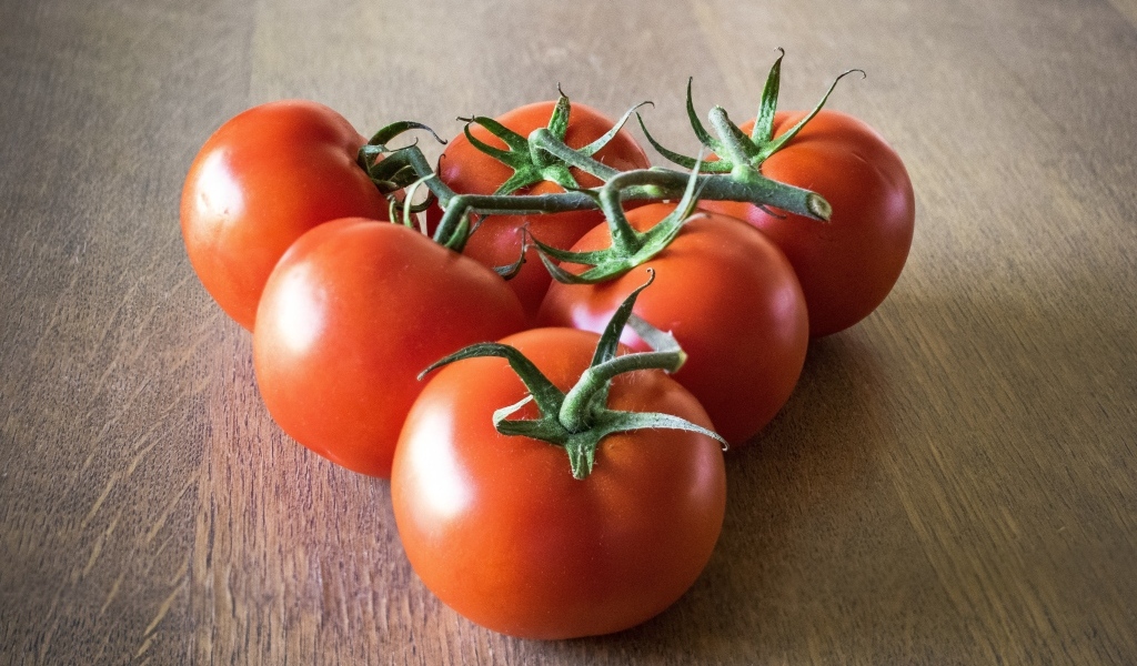 Спелые вкусные круглые красные помидоры