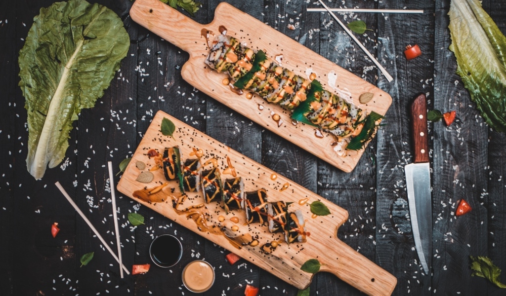 Роллы на деревянной доске на столе