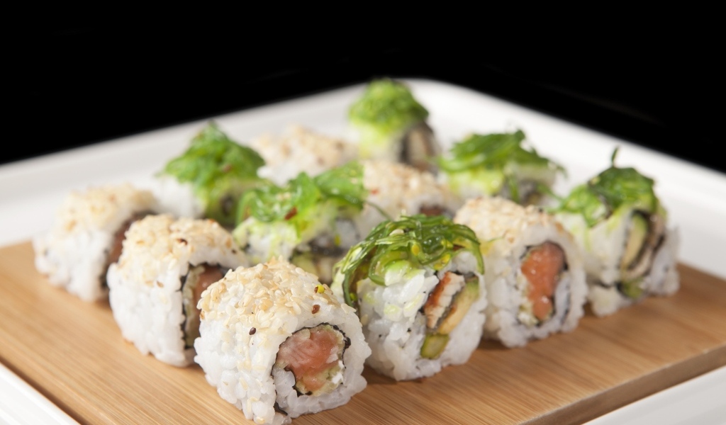 Роллы с рыбой на деревянной доске