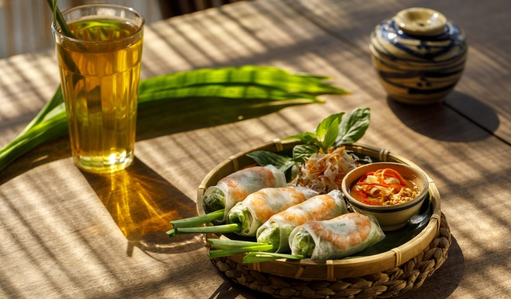 Роллы с зеленью на столе с чаем
