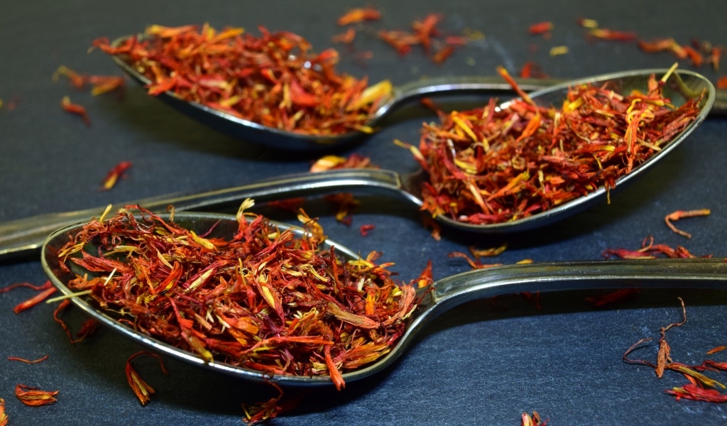Приправа шафран на ложке